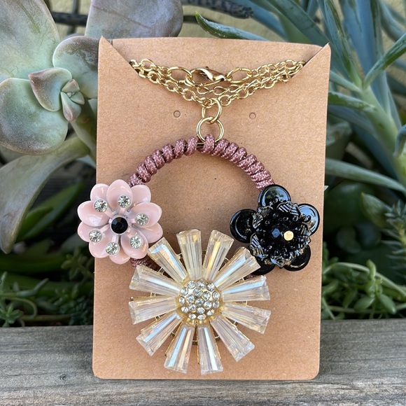 Jewelry - Vintage Round Flower Pendant Necklace